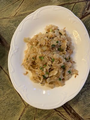 Listo y espolvoreado con cebolleta.