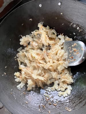 Agregue el melón y los camarones y continúe friendo durante 5 minutos.