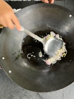 Vierta el aceite en el wok y fría el jengibre, el ajo y la chalota hasta que desprendan su aroma.