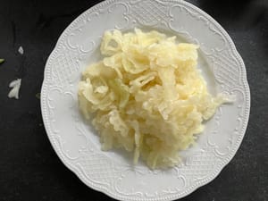 Agregue 1 cucharadita de sal al melón amargo en rodajas, mezcle y deje reposar durante 5 minutos para extraer el amargor del melón.