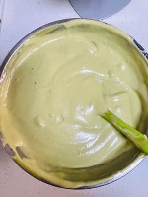 混ぜ合わせた生地を残りの卵白に戻し、よく混ざるまで混ぜ続けます。生地は滑らかでダマがない状態が理想です。