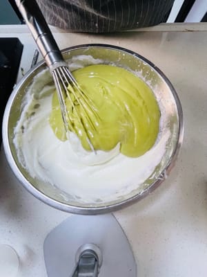 混ぜ合わせた生地を残りの卵白に戻し、よく混ざるまで混ぜ続けます。生地は滑らかでダマがない状態が理想です。