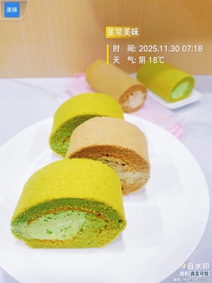 ケーキをきれいに、そしてナイフにくっつかずに切るには、必ずナイフを予熱してください。ナイフを数秒間お湯に浸し、乾かしてから切ります。この手順を1切れずつ繰り返します。こうすることで、滑らかな切り口になり、クリームがナイフにくっつくのを防ぎ、美しいケーキの仕上がりになります。