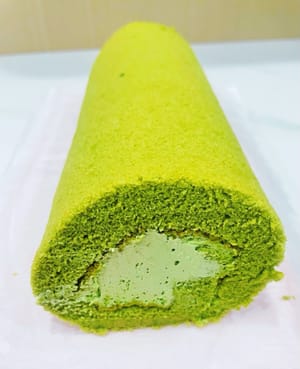 ケーキをきれいに、そしてナイフにくっつかずに切るには、必ずナイフを予熱してください。ナイフを数秒間お湯に浸し、乾かしてから切ります。この手順を1切れずつ繰り返します。こうすることで、滑らかな切り口になり、クリームがナイフにくっつくのを防ぎ、美しいケーキの仕上がりになります。