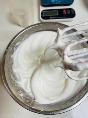 電動ミキサーを使って卵白を泡立て、砂糖40gを3回に分けて加えます（濃度は写真をご覧ください）。

1. 大きな泡が立つまで泡立て、砂糖の1/3を加えます。

2. 泡が細かくなったら、砂糖をさらに1/3加えます。

3. 卵白に柔らかいツノが立つようになったら、残りの砂糖の1/3を加えます。

ツノが立つまで泡立て続け、固いツノが立ったら止めます。泡立てすぎるとダマができてしまい、混ぜ合わせる際に潰れてしまいます。