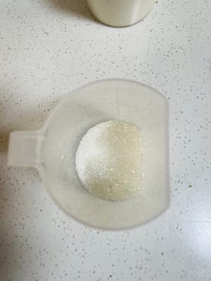 卵白を泡立てるための白砂糖40gを量ります。