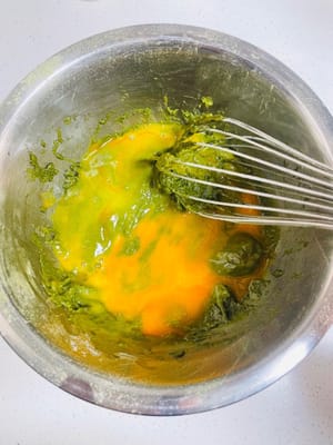 まず、卵黄と卵白を完全に分けます（卵白は別の、乾いた、油分のないボウルに入れます）。卵黄を抹茶パウダーに加え、Z字を描くように優しく混ぜて、卵黄が均一になるまで混ぜます（動画をご覧ください）。卵黄生地は滑らかで、粉っぽさが残っていない状態です。置いておきます。（オーブンを上下2段加熱し、150℃に予熱します。）