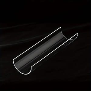 ケーキの巻き方と成形

1. 作業台にクッキングシートを敷き、フロスティング面を上にします。ケーキの両端を斜めに切り落とします（こうすることで、ケーキを巻く際に形が崩れにくくなり、見た目も良くなります）。中央に浅く数カ所切り込みを入れます（完全に切り込まないでください！ こうすることで、ケーキを曲げやすくなり、割れるのを防ぎます）。

2. フロスティングを塗ります。手前に来る面は厚く塗ります（こうすることで、中央がふっくらとして、巻いた時に空洞になるのを防ぎます）。

3. （動画参照）麺棒で押さえながら、ケーキを素早く巻き上げます。ケーキローラーがない場合は、使用してください。クッキングシートは少し幅広にしておくと、端をクリップで留めやすくなります。冷蔵庫で少なくとも3時間冷やします（こうすることで、ケーキを切った時に崩れにくくなり、きれいに切れます）。