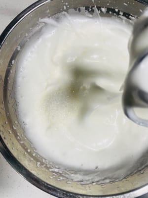 電動ミキサーを使って卵白を泡立て、砂糖40gを3回に分けて加えます（濃度は写真をご覧ください）。

1. 大きな泡が立つまで泡立て、砂糖の1/3を加えます。

2. 泡が細かくなったら、砂糖をさらに1/3加えます。

3. 卵白に柔らかいツノが立つようになったら、残りの砂糖の1/3を加えます。

ツノが立つまで泡立て続け、固いツノが立ったら止めます。泡立てすぎるとダマができてしまい、混ぜ合わせる際に潰れてしまいます。