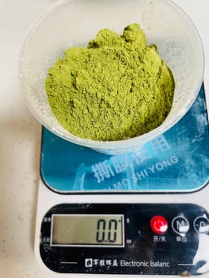 薄力粉55gを量り、抹茶パウダー10gと混ぜます。