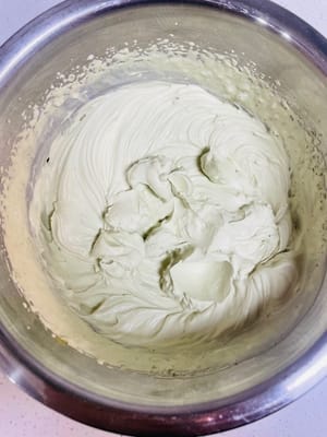 クリームフィリングを作る
夏場はエアコンをつけてクリームを泡立てるのを忘れないようにしてください。室温が高すぎるとクリームが溶けやすく、うまく泡立てられません（室温は20℃を超えないようにしてください）。生クリームに抹茶パウダー6gと砂糖20gを加え、手で数回かき混ぜてよく混ぜ合わせ、電動ミキサーで泡立てます。クリームが7割程度泡立つまで泡立て、その後低速に切り替え（泡立てすぎを防ぐため）、クリームがまっすぐ立つ程度（9割程度）になったら泡立てを止めます。泡立てすぎに注意してください（泡立てすぎるとバター状になり、使えなくなります）。