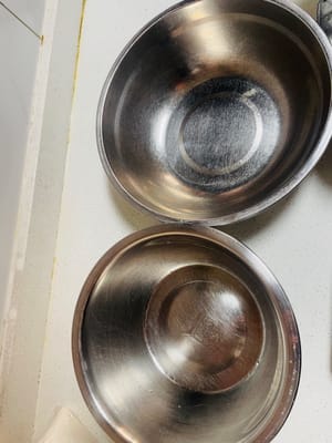 きれいなボウルを 2 つ用意します。1 つは卵黄の生地を作るため、もう 1 つは卵白を泡立てるためです (卵白を泡立てるボウルには油と水が入っていないことが必要です。そうでないと卵白がうまく泡立ちません)。