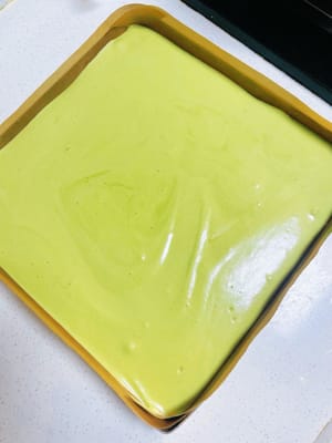 生地を30cmの高さからベーキングパンに注ぎ、パンを数回軽くたたきます（大きな気泡を放出し、ケーキに大きな穴が開くのを防ぐため）。