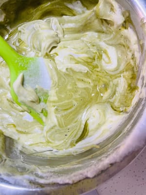 卵生地を混ぜる（動画を参照）まず、卵白の 1/3 を卵黄生地に加え、Z 字型に混ぜながらよく混ぜ合わせます（最初に少量の卵白を混ぜると、2 つの生地の濃度が似るため、後で折りたたむときに萎みにくくなり、ケーキがよりふわふわになります）。