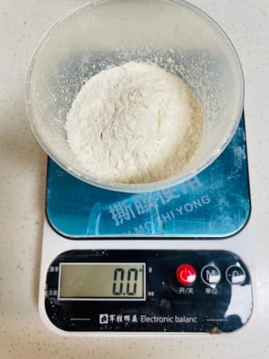 薄力粉55gを量り、抹茶パウダー10gと混ぜます。