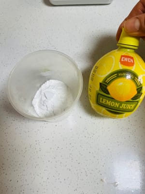 コーンスターチ10gを別に取っておきます。これは後で卵白に加えます。レモン汁も用意しておきます。