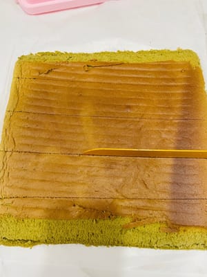 ケーキの巻き方と成形

1. 作業台にクッキングシートを敷き、フロスティング面を上にします。ケーキの両端を斜めに切り落とします（こうすることで、ケーキを巻く際に形が崩れにくくなり、見た目も良くなります）。中央に浅く数カ所切り込みを入れます（完全に切り込まないでください！ こうすることで、ケーキを曲げやすくなり、割れるのを防ぎます）。

2. フロスティングを塗ります。手前に来る面は厚く塗ります（こうすることで、中央がふっくらとして、巻いた時に空洞になるのを防ぎます）。

3. （動画参照）麺棒で押さえながら、ケーキを素早く巻き上げます。ケーキローラーがない場合は、使用してください。クッキングシートは少し幅広にしておくと、端をクリップで留めやすくなります。冷蔵庫で少なくとも3時間冷やします（こうすることで、ケーキを切った時に崩れにくくなり、きれいに切れます）。