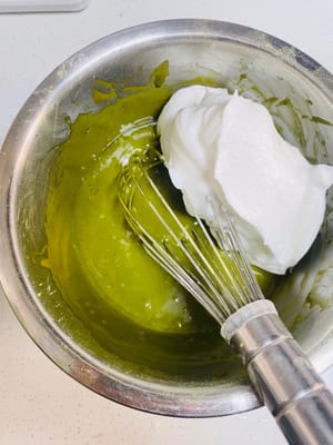 卵生地を混ぜる（動画を参照）まず、卵白の 1/3 を卵黄生地に加え、Z 字型に混ぜながらよく混ぜ合わせます（最初に少量の卵白を混ぜると、2 つの生地の濃度が似るため、後で折りたたむときに萎みにくくなり、ケーキがよりふわふわになります）。