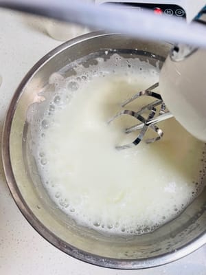 電動ミキサーを使って卵白を泡立て、砂糖40gを3回に分けて加えます（濃度は写真をご覧ください）。

1. 大きな泡が立つまで泡立て、砂糖の1/3を加えます。

2. 泡が細かくなったら、砂糖をさらに1/3加えます。

3. 卵白に柔らかいツノが立つようになったら、残りの砂糖の1/3を加えます。

ツノが立つまで泡立て続け、固いツノが立ったら止めます。泡立てすぎるとダマができてしまい、混ぜ合わせる際に潰れてしまいます。