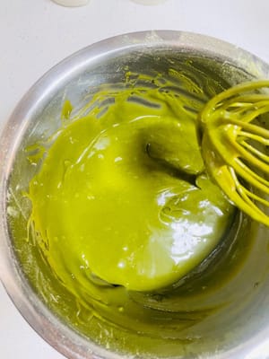 まず、卵黄と卵白を完全に分けます（卵白は別の、乾いた、油分のないボウルに入れます）。卵黄を抹茶パウダーに加え、Z字を描くように優しく混ぜて、卵黄が均一になるまで混ぜます（動画をご覧ください）。卵黄生地は滑らかで、粉っぽさが残っていない状態です。置いておきます。（オーブンを上下2段加熱し、150℃に予熱します。）