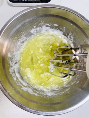 卵白のボウルにレモン汁を数滴加えます（魚臭さを取り除き、卵白を安定させます）。次に、コーンスターチ10gを加えます。卵白を泡立てる際に粉が飛び散らないように、手で数回かき混ぜます。