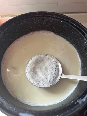 Quando il latte di soia bolle, togliere la schiuma e aggiungere le fette di zenzero per cuocere insieme