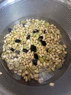 Per prima cosa pulite i fagioli e lasciateli in ammollo per tutta la notte, circa sette ore.