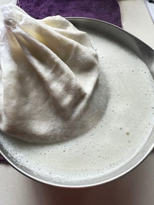 Dopo aver preparato il latte di soia, scolatelo. Io ho scelto di cuocere sacchetti di zuppa di pesce. Potete scegliere quello che preferite.