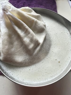 aggiungere acqua tiepida al sacchetto del latte di soia in questo momento. L'acqua tiepida facilita la preparazione del latte di soia. A questo punto, aggiungere acqua in base alle proprie preferenze personali per quanto riguarda la concentrazione del latte di soia.