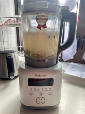 mettere i fagioli nella macchina per il latte di soia, aggiungere acqua e non aggiungere più acqua di quella indicata nel contenitore.