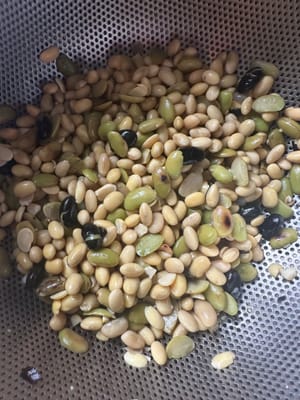 Preparare il latte di soia macinato, lasciare in ammollo l'acqua di soia per una notte, versarla, quindi lavare e strofinare delicatamente per rimuovere i fagioli, è facile che perdano,