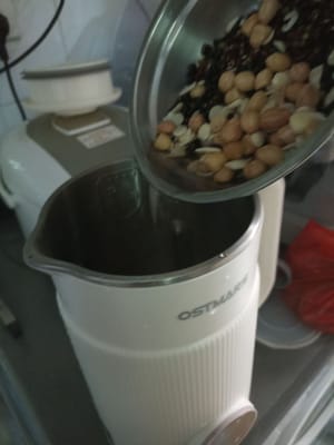 浸した豆の混合物を豆乳メーカーに加えます。