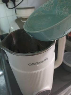 800mlの水を加える
