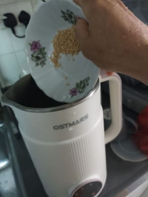 炒ったゴマを豆乳メーカーに加えます。