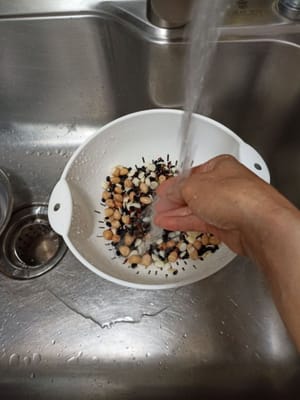 ゴマとリュウガン以外のナッツ類を全て混ぜてよく洗います