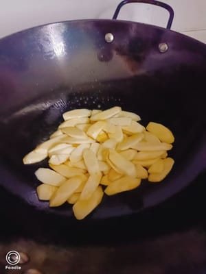 Faites chauffer l'huile dans une poêle, ajoutez l'igname, faites-la revenir à feu vif jusqu'à ce qu'elle soit cuite.