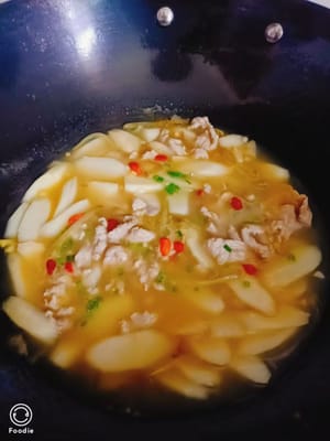 Ajouter un peu de poivre, saupoudrer d'oignon vert haché et de baies de goji