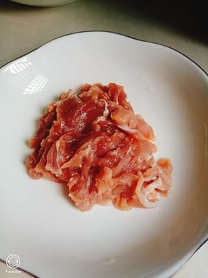Couper la viande en fines tranches.