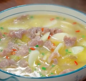 Un bol de soupe d'igname est prêt ! Bon appétit !