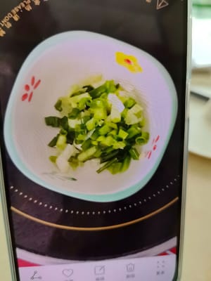 Coupez les oignons verts en petits morceaux.