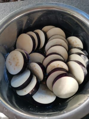luego remojar en agua salada durante 5 minutos.
