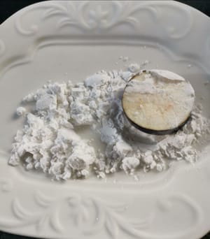 Preparar la maicena en un plato, luego cubrir la berenjena con harina.
