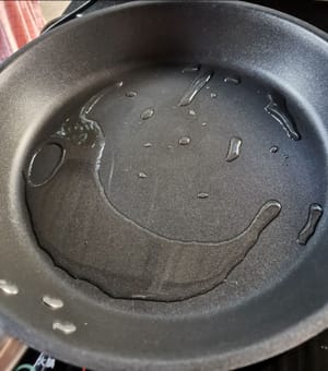 luego prepare una sartén, vierta el aceite, espere hasta que esté caliente.