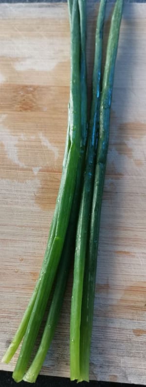 cebolletas (cortadas en rodajas finas a lo largo)