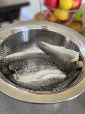 魚の切り身を洗って水を切ります。