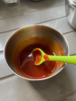 ケチャップソースを混ぜる：ケチャップ、醤油、オイスターソース、砂糖、水を混ぜます。
