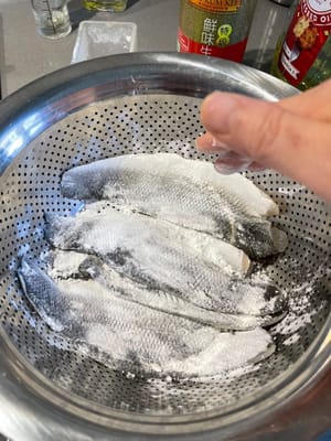 魚にコーンスターチを薄く塗ります。