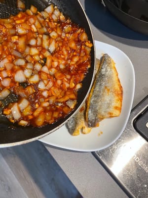 倒入煎好的鱸魚上。