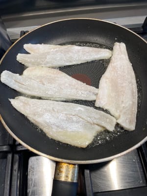 熱したフライパンに油を熱し、魚の両面を焼きます。