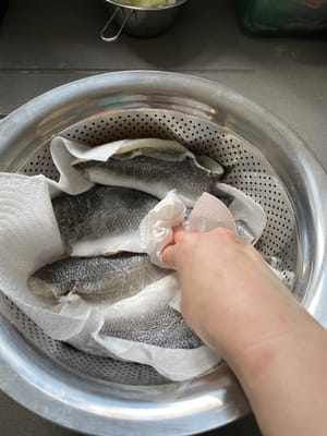 キッチンペーパーでさらに乾かします。